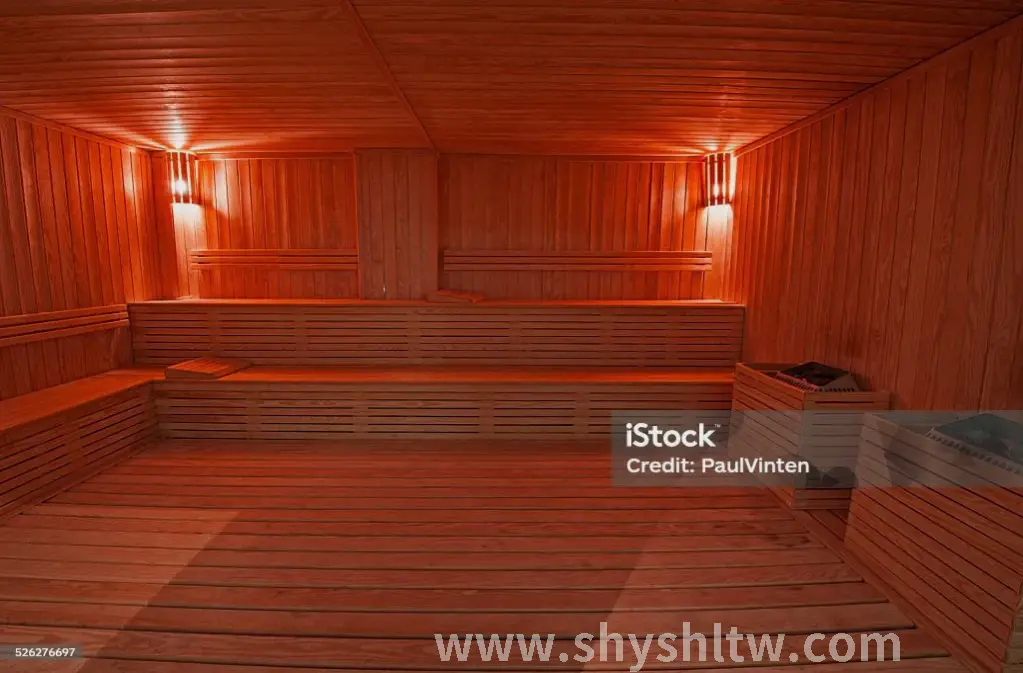 面带微笑的按摩师